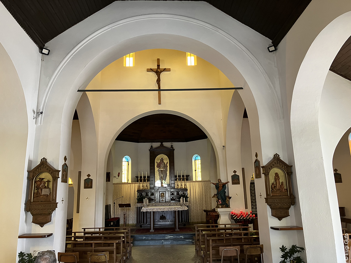 gli interni della chiesa del Sacro Cuore ai Piani Resinelli