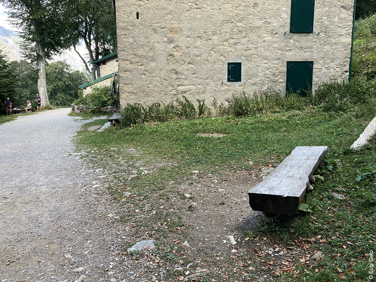 le panchine lungo il sentiero verso il belvedere