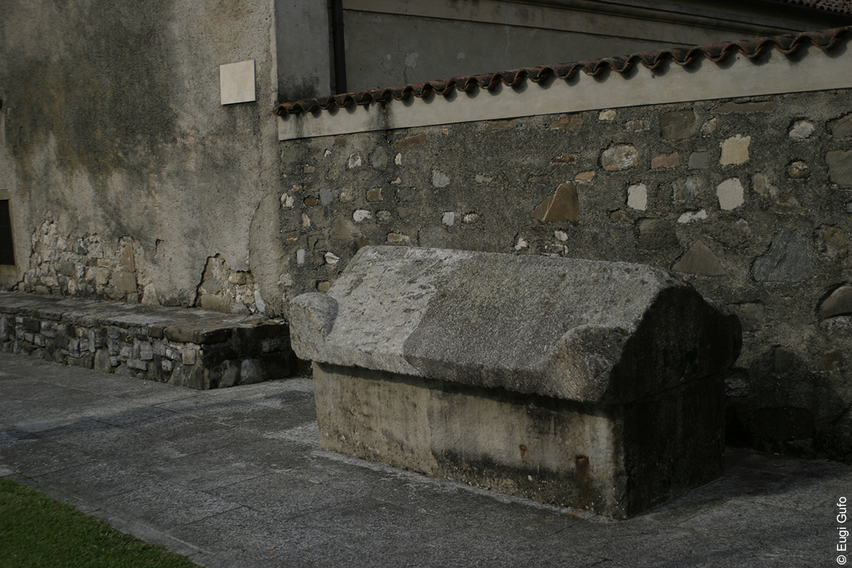 un sarcofago anonimo a Rossino